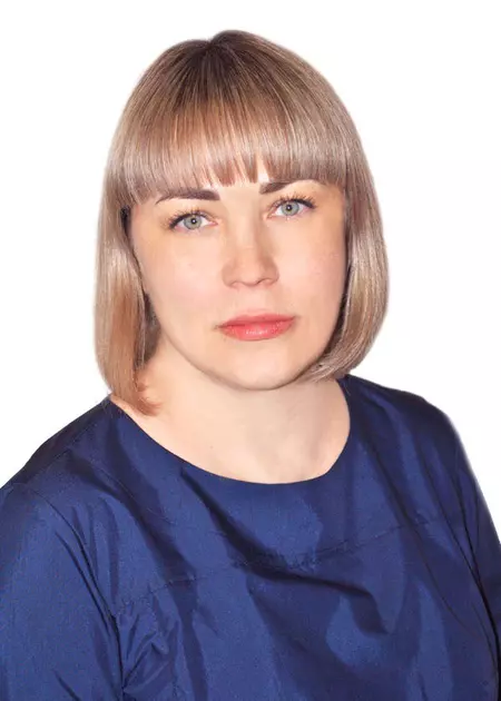 Старшая медсестра Кшинина Екатерина Сергеевна в синем халате