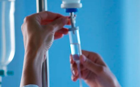 Медсестра готовит капельницу